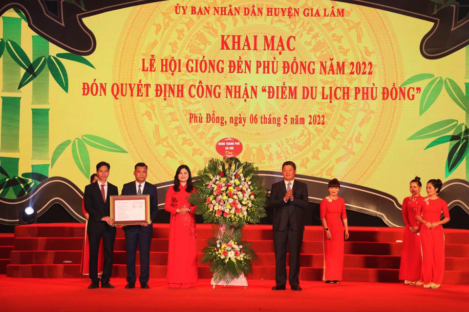 Phó Chủ tịch UBND TP Hà Nội Nguyễn Mạnh Quyền trao quyết định công nhận điểm du lịch Phù Đổng